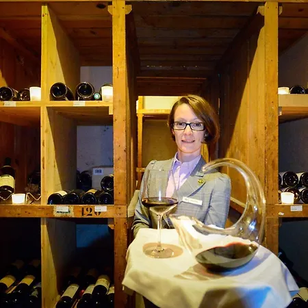 Des Trois Couronnes & - The Leading Of The World Vevey