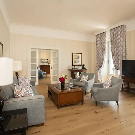 Des Trois Couronnes & - The Leading Of The World Hotel