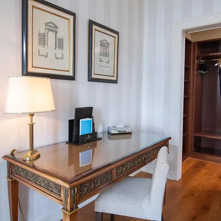Des Trois Couronnes & - The Leading Of The World 5* וואי