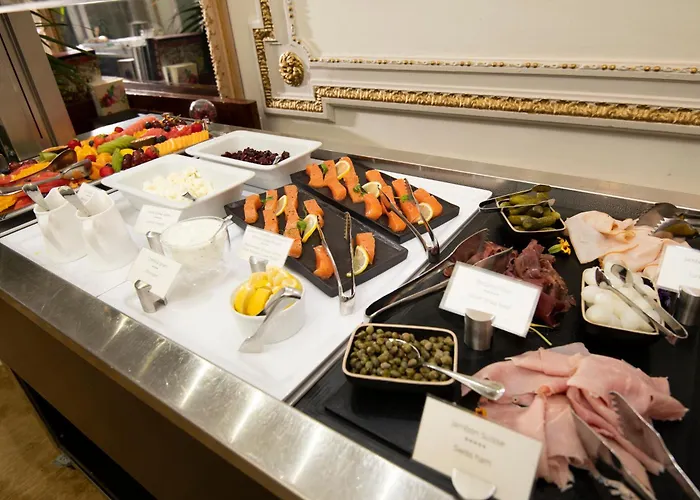 Des Trois Couronnes & - The Leading Of The World