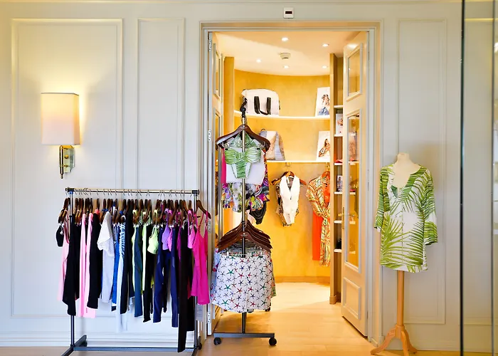 Des Trois Couronnes & - The Leading Of The World 5*