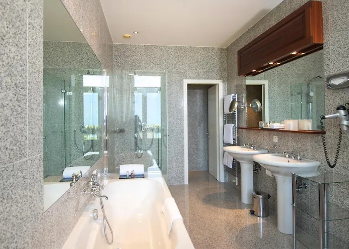 Des Trois Couronnes & - The Leading Of The World Hotel