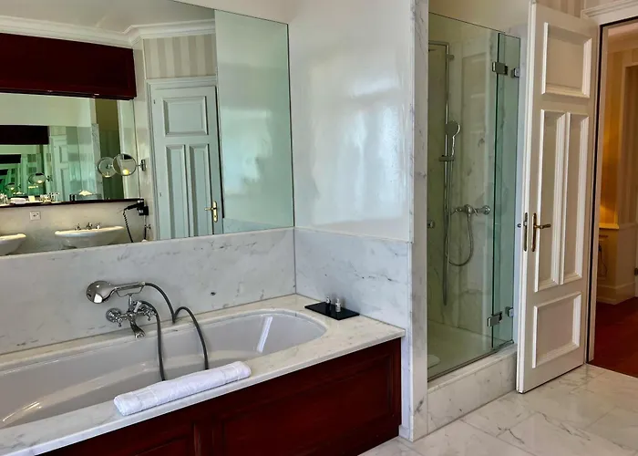 Des Trois Couronnes & - The Leading Of The World