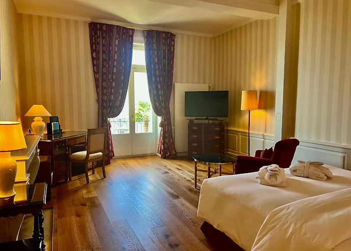 Des Trois Couronnes & - The Leading Of The World