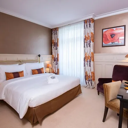 Des Trois Couronnes & - The Leading Of The World 5*