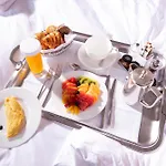 Des Trois Couronnes & - The Leading Of The World 5*