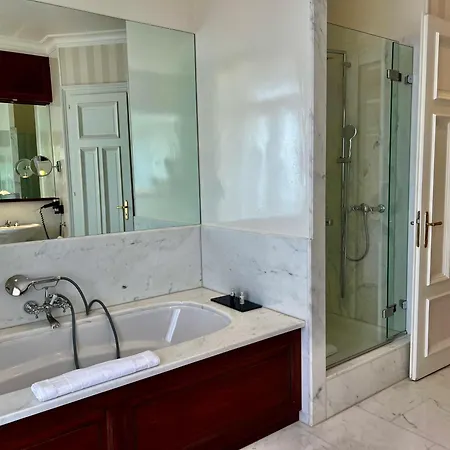 Des Trois Couronnes & - The Leading Of The World