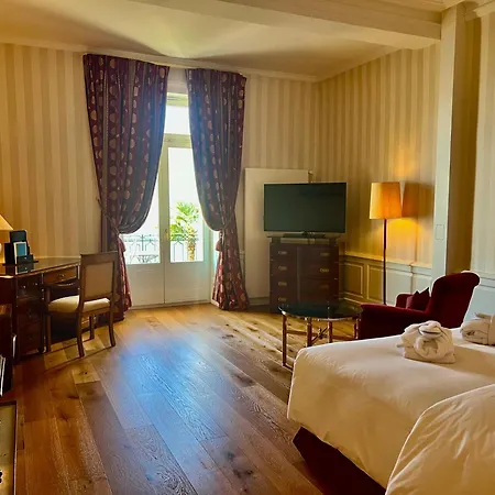 Des Trois Couronnes & - The Leading Of The World