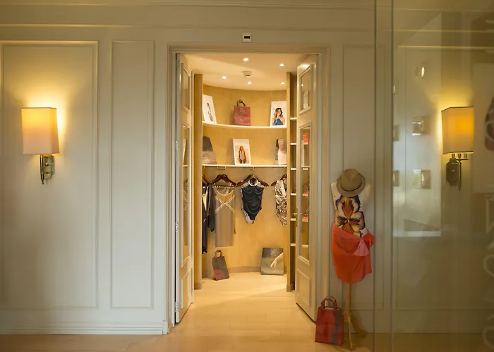 Des Trois Couronnes & - The Leading Of The World