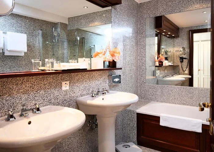 Des Trois Couronnes & - The Leading Of The World ヴェヴェイ